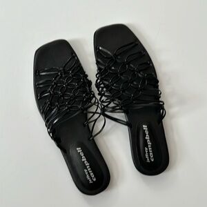 Black strappy sandal, size 8
